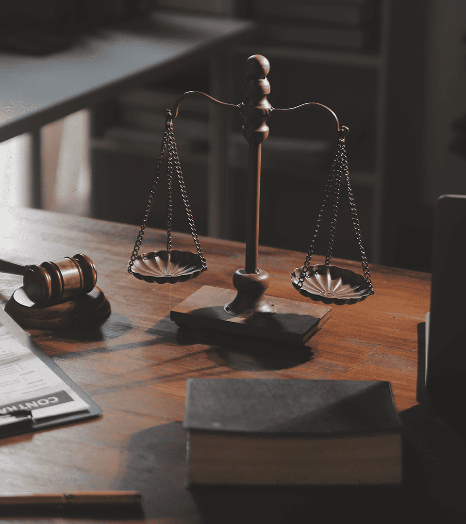 Imagem de uma mulher segurando um notebook